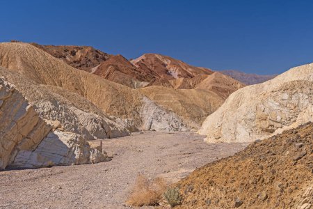 Téléchargez les photos : Ridges colorées dans une vallée du désert à Zabriskie Point dans le parc national Death Valley en Californie - en image libre de droit