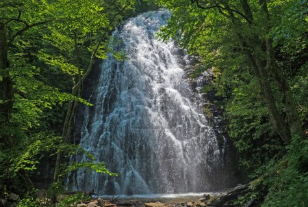 Dramatische Crabtree Falls im Wald am Blue Ridge Parkway in North Carolina versteckt