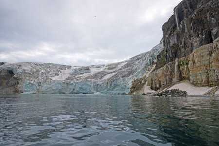Foto de Glaciar masivo fluyendo hacia el mar en Alkefjellet en el estrecho de Hinlopen en las Islas Svalbard - Imagen libre de derechos