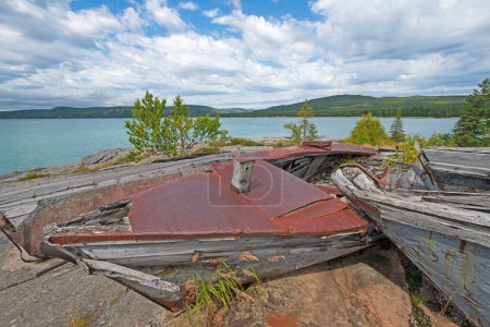 Verlassene Boote zerbröseln an einem abgelegenen Seeufer am Lake Superior im Neys Provincial Park in Kanada