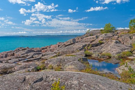 Bloques de granito en una orilla de los Grandes Lagos en Neys Provincial Park en Ontario