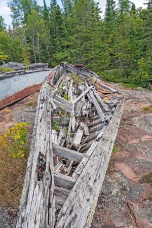 Bateaux en décomposition sur une côte éloignée du lac Supérieur dans le parc provincial Neys en Ontario