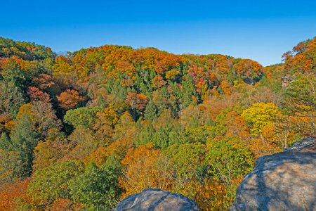 Téléchargez les photos : Couleurs automnales vues depuis un affleurement rocheux dans le Hocking Hills State Park en Ohio - en image libre de droit
