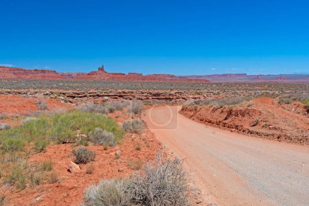 Einsame Straße in der Wüste Südwest im Tal der Götter in Utah