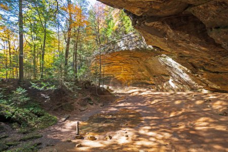 Téléchargez les photos : Grotte de cendres calcaires dans la forêt d'automne à Hocking Hills State Park en Ohio - en image libre de droit