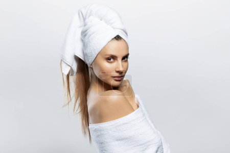 Foto de Mujer hermosa y sexy con toalla blanca en la cabeza y alrededor de su cuerpo. Sensualidad, bienestar y concepto de spa. - Imagen libre de derechos