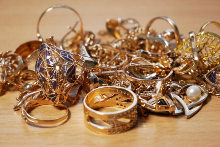 Foto de Muchos anillos de oro y plata joyería, pendientes, cadenas,, concepto de tienda de empeño, concepto de joyería - Imagen libre de derechos