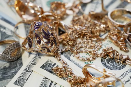 Foto de Muchas joyas de oro y plata y dinero, concepto de casa de empeño, concepto de joyería - Imagen libre de derechos