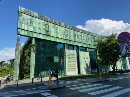 Téléchargez les photos : Varsovie, Pologne - 07 30 2022 : Bibliothèque publique de l'Université de Varsovie avec de beaux jardins sur le toit, en plein air - en image libre de droit