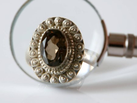 Foto de Anillo vintage con lupa en muchos fondos de oro y plata joyería, concepto de tienda de empeño, concepto de joyería, primer plano - Imagen libre de derechos