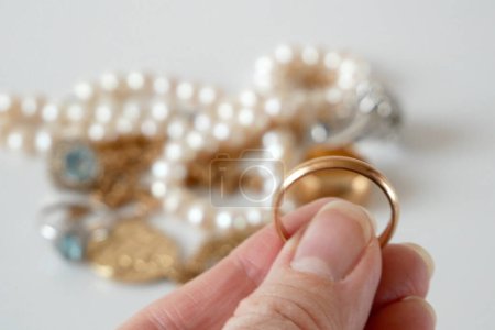 Foto de Anillo de bodas de oro con lupa en muchos de oro y plata fondo de joyería, concepto de tienda de empeño, concepto de joyería, primer plano - Imagen libre de derechos