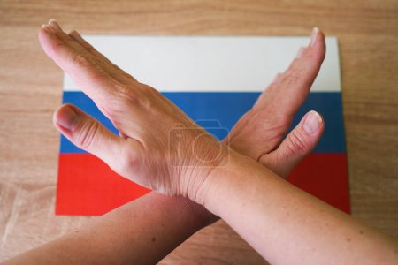 Téléchargez les photos : Crossed arms symbolizing the ban on the Russian flag, concept - en image libre de droit