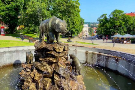 Téléchargez les photos : Przemysl, Pologne. La place du marché, symbole de la ville, est un ours baignant dans une fontaine. À l'extérieur - en image libre de droit