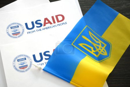 Foto de Kiev, Ucrania - 02 12 2023: logotipo de USAid y bandera ucraniana, USAid es la agencia de EE.UU. para el desarrollo internacional - asistencia en el extranjero - Imagen libre de derechos