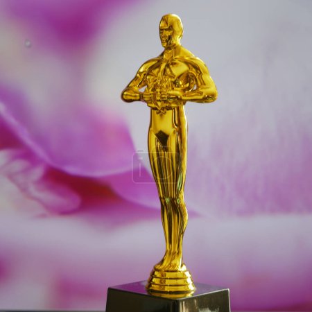 Téléchargez les photos : Statue Hollywood Golden Oscar Academy. Concept de réussite et de victoire. - en image libre de droit