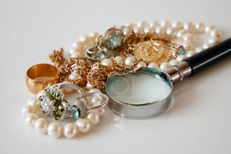 Foto de Muchas joyas de oro y plata y dinero pila de dólares de EE.UU., concepto de tienda de empeño, concepto de joyería - Imagen libre de derechos