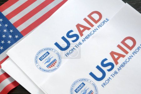 Foto de Kiev, Ucrania - 02 12 2023: logotipo de USAid y la bandera de Estados Unidos, USAid es la agencia de EE.UU. para el desarrollo internacional - asistencia en el extranjero, primer plano - Imagen libre de derechos