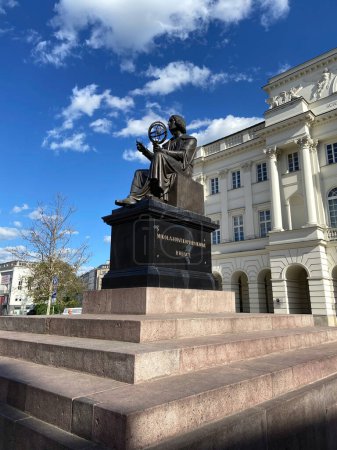 Téléchargez les photos : La Statue de l'astronome Nicolaus Copernic à Varsovie en Pologne, a formulé un modèle de l'univers qui a placé le Soleil plutôt que la Terre au centre de l'univers. À l'extérieur - en image libre de droit