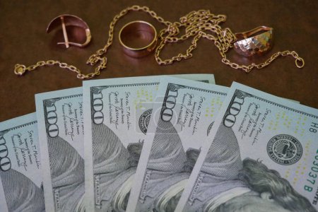 Foto de Muchas joyas de oro y euro pila de dinero, concepto de tienda de empeño, concepto de joyería, primer plano - Imagen libre de derechos
