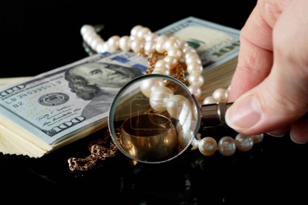 Foto de Muchas joyas de oro y plata, collar de perlas y dinero de EE.UU. pila dólares, concepto de tienda de empeño, concepto de joyería - Imagen libre de derechos