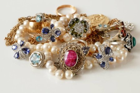 Foto de Muchas joyas de oro y plata, collar de perlas y dinero de EE.UU. pila dólares, concepto de tienda de empeño, concepto de joyería - Imagen libre de derechos