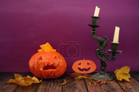 Foto de Calabaza de halloween Jack O Linterna, murciélagos y hojas de otoño y candelabro con velas. Tarjeta de felicitación de Halloween, invitación a la fiesta de Halloween, el día de los Muertos, primer plano - Imagen libre de derechos