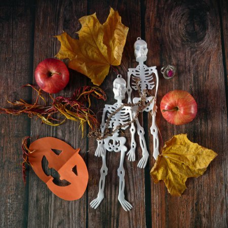 Foto de Divertidos esqueletos de halloween feliz, murciélagos y calabaza Jack O Linterna sobre fondo de madera oscura. Tarjeta de felicitación de Halloween, invitación a la fiesta de Halloween, el día de los Muertos, primer plano - Imagen libre de derechos
