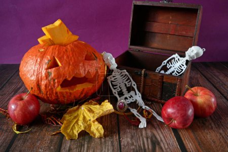 Foto de Esqueletos de Halloween en el pecho de madera con tesoros ocultos, murciélagos y calabaza Jack O Lantern. Tarjeta de felicitación de Halloween, invitación a la fiesta de Halloween, el día de los Muertos, primer plano - Imagen libre de derechos
