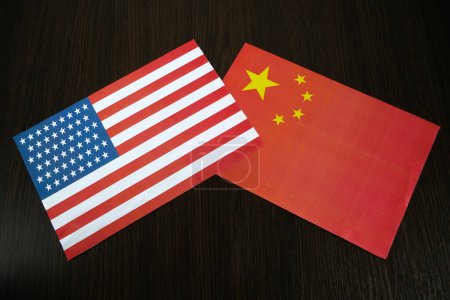 Téléchargez les photos : Deux drapeaux des États-Unis et de la Chine sur fond en bois noir, signe et symboles, concept, gros plan - en image libre de droit