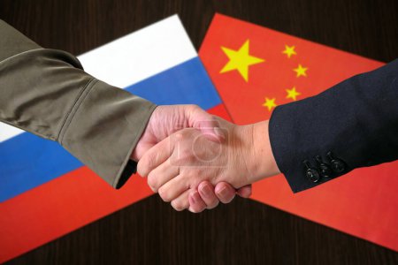 Téléchargez les photos : Poignée de main dans le contexte de la Russie et de la Chine, amitié et partenariat de deux pays concept, gros plan - en image libre de droit