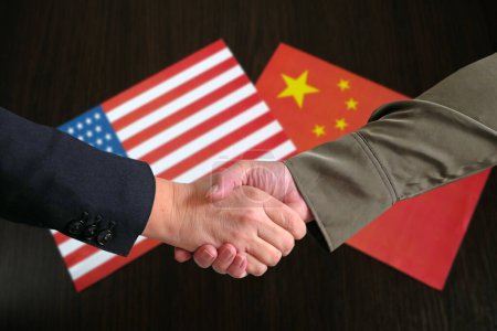 Téléchargez les photos : Poignée de main dans le contexte des États-Unis et de la Chine, amitié et partenariat de deux pays concept, gros plan - en image libre de droit