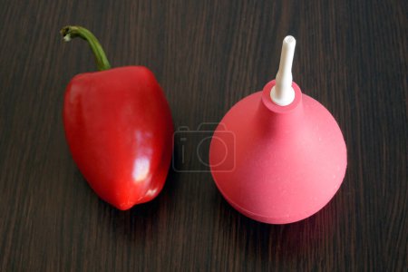 Téléchargez les photos : Enema vs concept de poivron rouge doux, cellulose dans la pomme contre les problèmes intestinaux, une pomme par jour pas de problème loin, gros plan - en image libre de droit