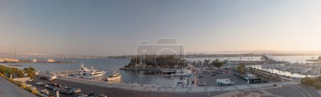 Foto de San Diego, California 16 de agosto de 2023: Vista panorámica de la bahía de San Diego y la isla de Coronado al atardecer - Imagen libre de derechos