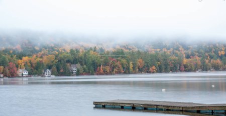Téléchargez les photos : Foggy Pond en automne. Photo de haute qualité a été prise tôt le matin sur un lac clair en Nouvelle-Angleterre - en image libre de droit