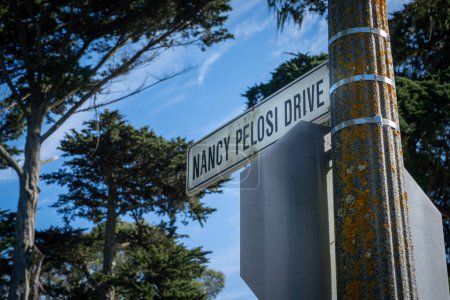 Foto de San Francisco, CA, Estados Unidos - 06 de noviembre de 2022 - Nancy Pelosi Drive in Golden Gate Park. Foto de alta calidad del cartel de la calle - Imagen libre de derechos
