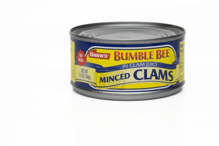 Foto de Rocky Hill, CT, USA - January 04, 2023 - Can of Bumble Bee Minced Clams. High quality photo isolated on a white background. - Imagen libre de derechos
