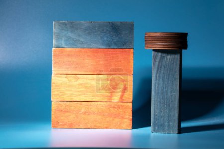 Téléchargez les photos : Blocs de bois colorés sur fond bleu avec de la place pour la copie. - en image libre de droit
