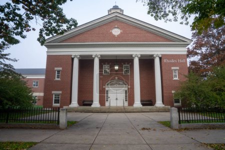 Téléchargez les photos : Keene NH, USA - 16 octobre 2022 - Rhodes Hall à l'Université d'Etat du New Hampshire à Keene NH par une matinée brumeuse - en image libre de droit