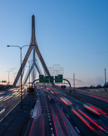 Téléchargez les photos : Bunker Hill Memorial Bridge Un monument de Boston - en image libre de droit