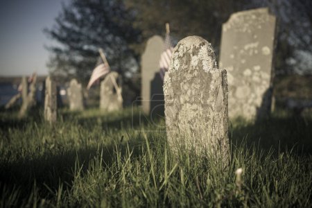 Téléchargez les photos : Cimetière pierre tombale cimetière enterrement cimetière herbe illisible drapeau américain - en image libre de droit