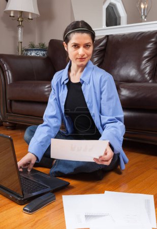 Téléchargez les photos : Femme d'Europe de l'Est travaillant à la maison sur un ordinateur portable - en image libre de droit