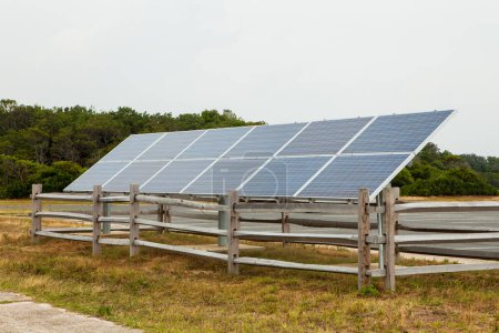 Téléchargez les photos : Gros plan d'un tableau de panneaux solaires avec ciel bleu. Concept d'énergie verte tourné - en image libre de droit