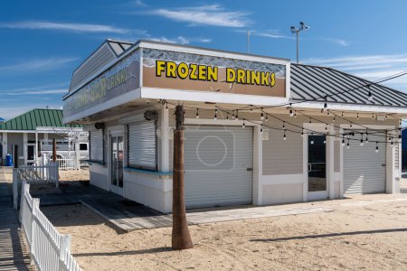 Téléchargez les photos : Seaside Heights, NJ - 8 avril 2024 - Sand Bar Frozen Drink Stand au début du printemps avant l'ouverture. - en image libre de droit