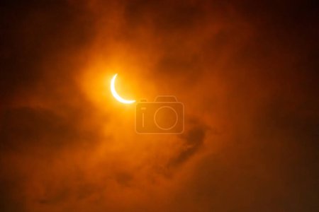 Téléchargez les photos : Une éclipse solaire avec une forte couverture nuageuse à environ 90 % de couverture - en image libre de droit