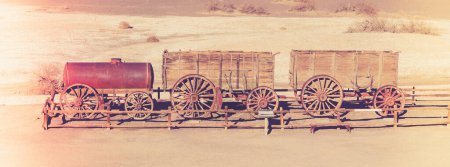 Téléchargez les photos : Image vintage de vingt mulets pour exposition Borax dans le parc national de la Vallée de la Mort - en image libre de droit