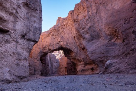 Téléchargez les photos : Natural Bridge est une superbe formation géologique nichée dans un canyon de la Vallée de la Mort. - en image libre de droit