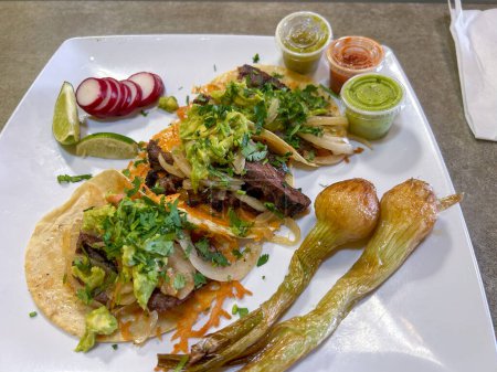 Téléchargez les photos : Tacos santé au bœuf préparés dans un restaurant mexicain décontracté avec des légumes rôtis - en image libre de droit
