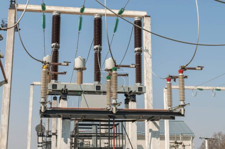 Foto de Parte de la subestación de alto voltaje sobre fondo azul cielo con interruptores y desconectores. Infraestructura energética ucraniana. - Imagen libre de derechos