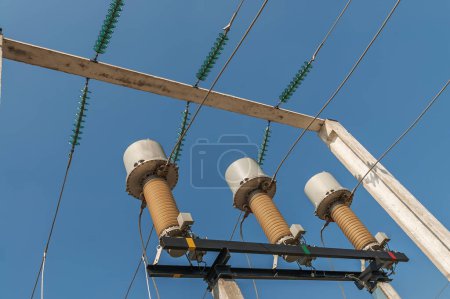 Foto de Parte de la subestación de alto voltaje sobre fondo azul cielo con interruptores y desconectores. Infraestructura energética ucraniana. - Imagen libre de derechos