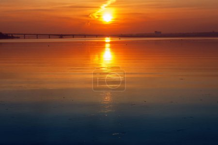 Téléchargez les photos : Coucher de soleil rouge sur la rivière. Sud de l'Ukraine paysage. - en image libre de droit
